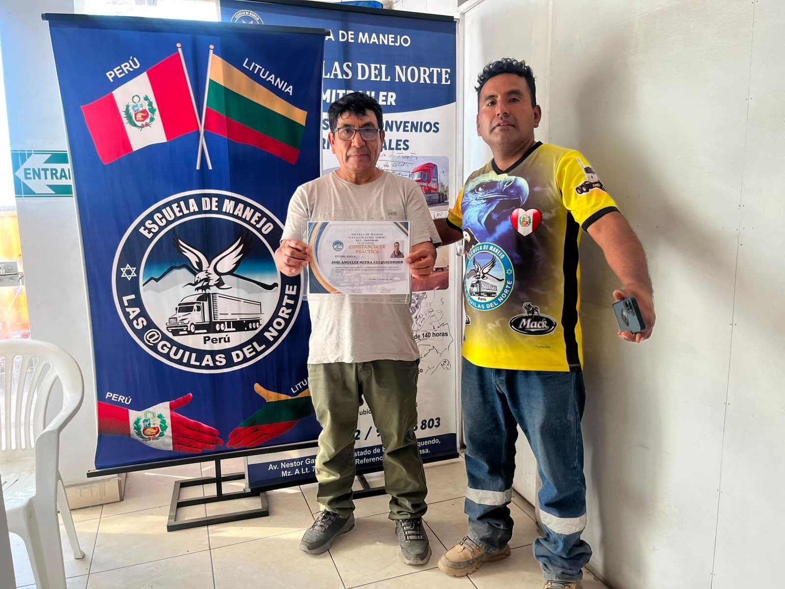 Egresado trabajando con Certiadulto